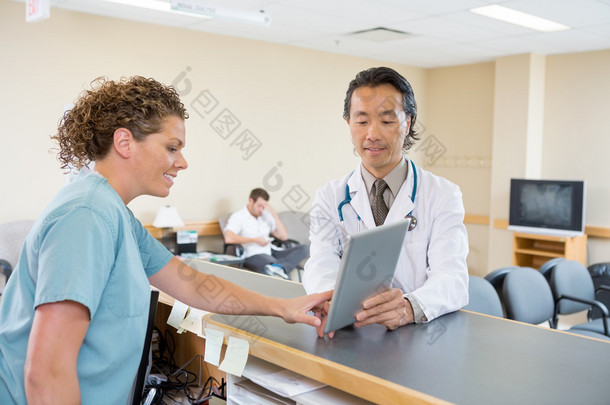 医生和护士在医院接待使用数字平板电脑