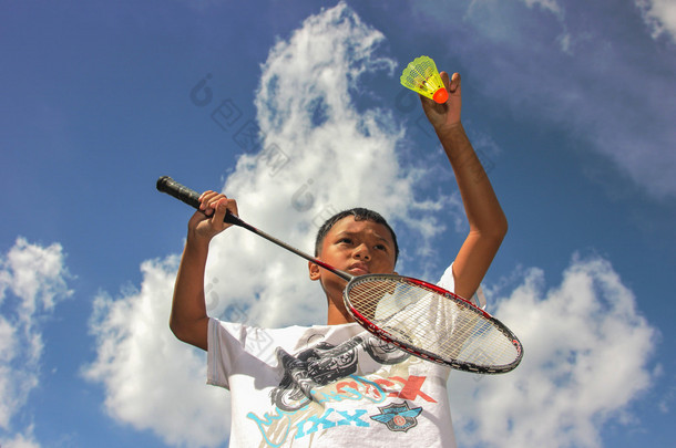 羽毛球运动男孩