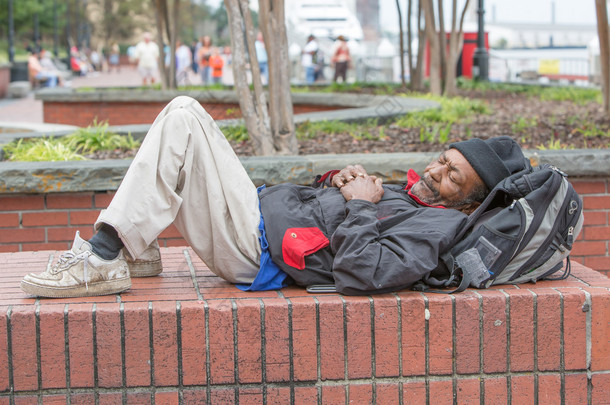 非洲裔美国无家可归的人睡着
