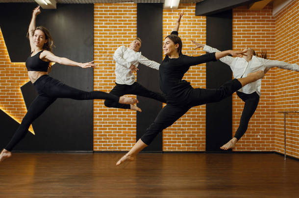 当代舞蹈工作室，跳着的表演者。 课堂上的男女舞蹈演员培训、现代优雅舞蹈、伸展运动、杂技