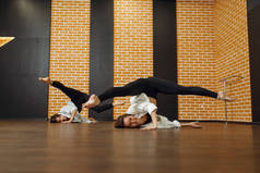 两个当代舞蹈演员在演播室里表演. 班里的女舞蹈家培训、现代优雅舞蹈、伸展运动