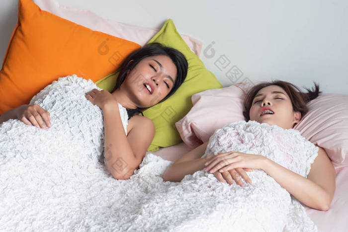 女人睡着了，呼呼大睡，叫醒了她的室友。 睡眠障碍,打鼾问题的概念