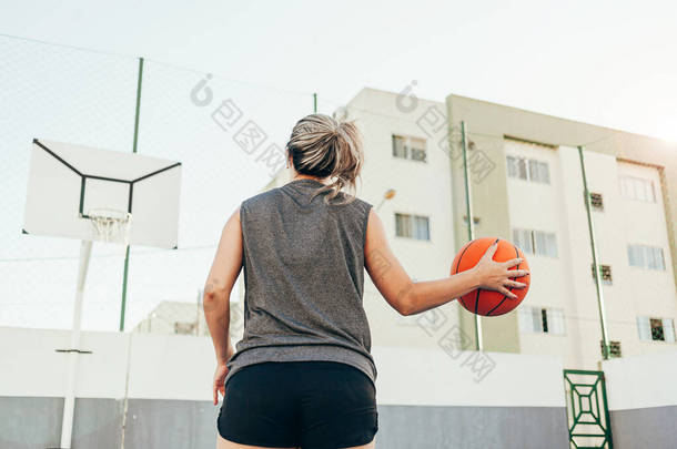 年轻的女篮球运动员在当地赛场上接受室外训练