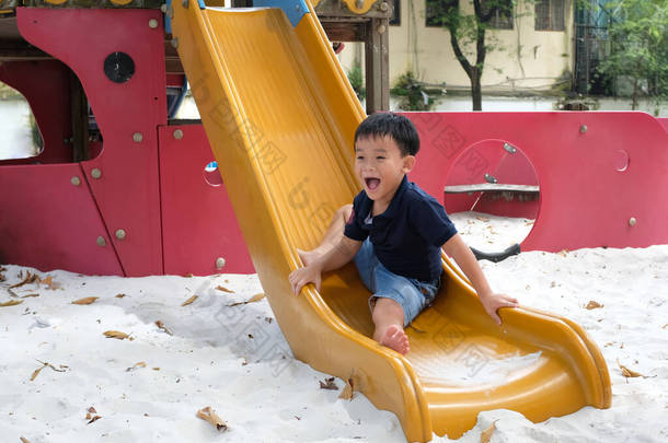 孩子们在户外操场上玩耍。 孩子们在学校或幼儿园操场上玩耍. 