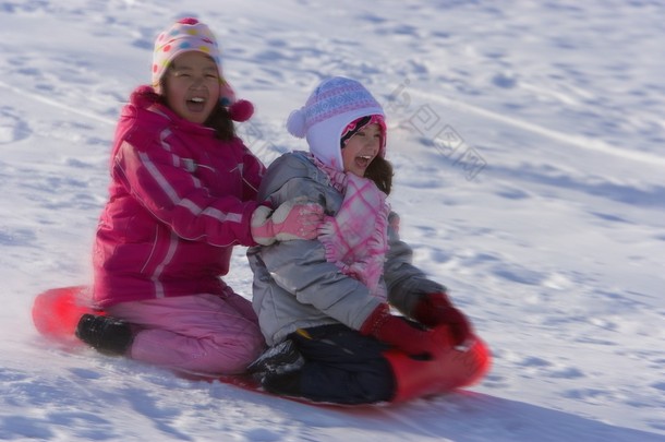 儿童雪橇运动