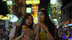 旅行概念。 A beautiful woman eating ice cream together in t