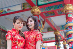 两个穿着旗袍的美丽的亚洲女人的肖像，泰国人，新年快乐