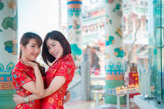 两个穿着旗袍的美丽的亚洲女人的肖像，泰国人，新年快乐