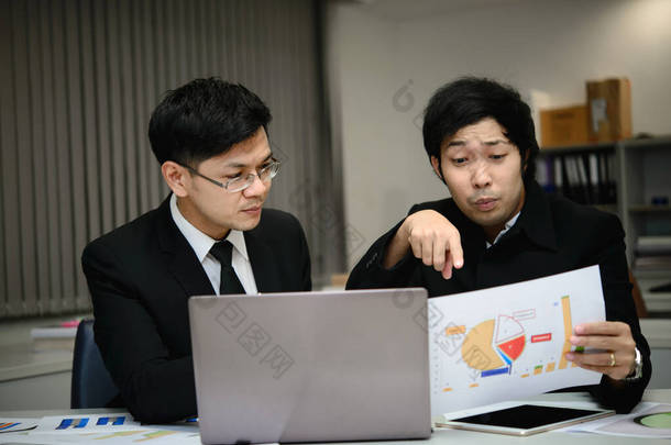 两个亚洲商人在<strong>谈论</strong>公司的业务，两个人在<strong>谈论</strong>工作压力和更严重的问题.