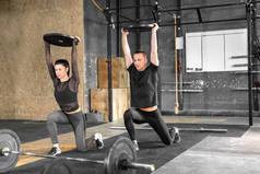 健身夫妇在健身房一起锻炼。 小两口