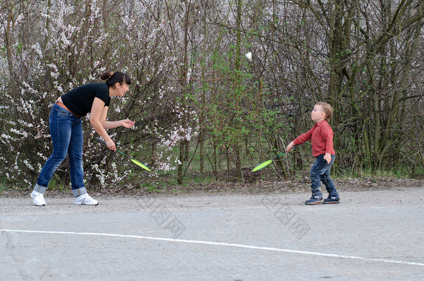 母亲和儿子打羽毛球