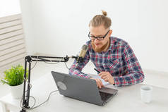 博客，流媒体和广播概念 - 年轻人Dj在电台工作.