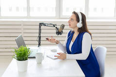 电台主持人概念 - 带耳机的女电台主持人肖像