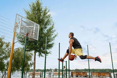 篮球运动员抛球、跳投、室外场地投篮. 男子运动员在街头篮球训练中的运动服成绩