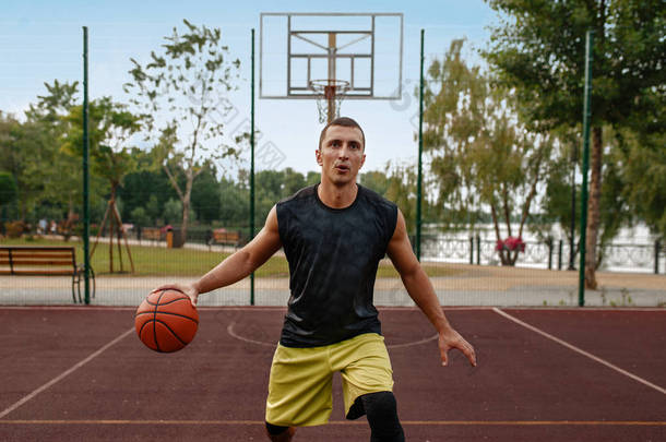 球在室外球场上运动的篮球运动员. 男子运动员在街头篮球训练中的运动服射击、跳<strong>跃动</strong>作