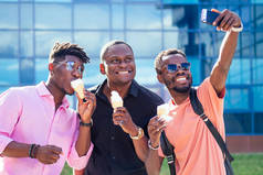 一个由三个非裔美国人组成的小组今年夏天在公园里用华夫饼干角吃冰淇淋