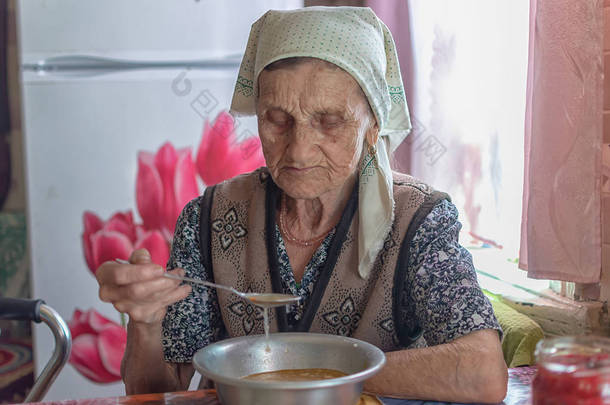 老妇人吃汤，为贫困的养老金领取者提供慈善食品，<strong>进行</strong>社会<strong>改革</strong>