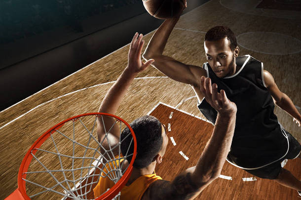 篮球运动员在篮球圈附近为球而战。从箍的高角度视图