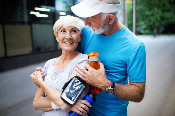 快乐的老年人夫妇为健康生活锻炼身体