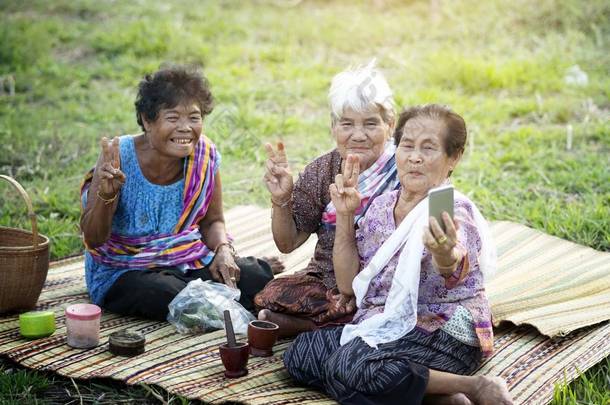 亚洲老妇人用手机自拍e