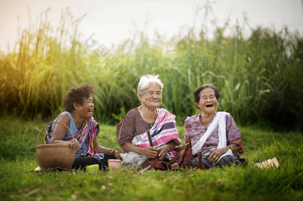 有乡村风貌的快乐亚洲女人
