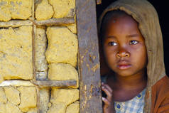 马达加斯加害羞和贫穷的非洲女孩的盖头来