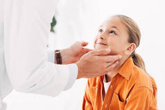 在临床上，穿白大衣检查儿童的人的局部看法