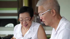 亚洲老年夫妇一起阅读书籍和杂志