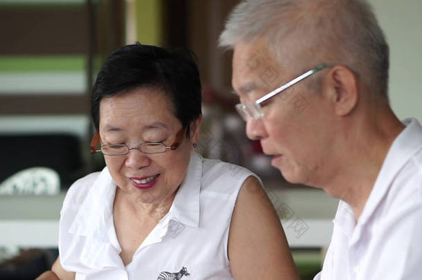 亚洲老年夫妇一起阅<strong>读书籍</strong>和杂志