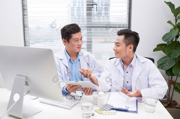 两名医生抱着和谈论病人在办公室