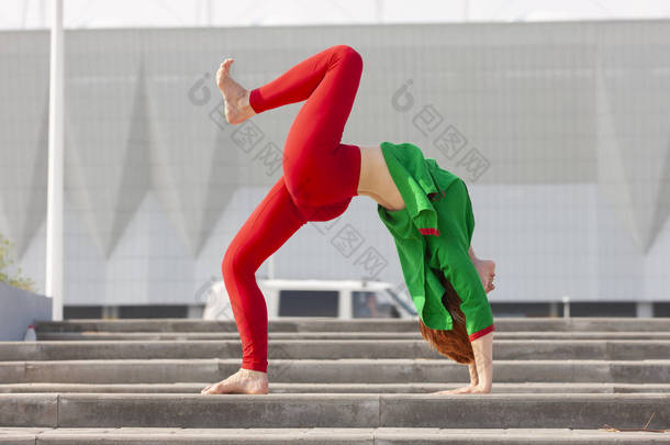 年轻漂亮的女人在做瑜伽练习.yoga 背景