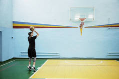 年轻人,篮球运动员在篮球场上行动