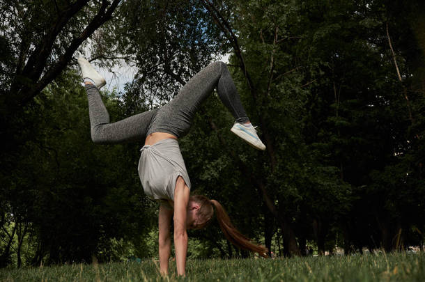 美丽的运动适合瑜伽女子练习瑜伽手架 asana Bhuja Vrischikasana - 蝎子手架姿势