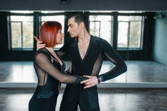 男人和女人在课堂上进行舞会舞蹈训练。男女伴侣在工作室的专业对舞