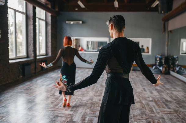 男人和女人在课堂上进行舞会舞蹈训练。男女伴侣在工作室的专业对舞