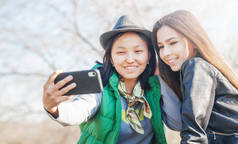 两个亚洲女朋友青少年女孩 15 16，新技术趋势和友谊的概念