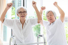 幸福的两位亚洲老妇人举起拳头和欢呼，时光相伴，老妇或姐姐的朋友微笑，欢笑和举手，老人的友谊，退休年龄