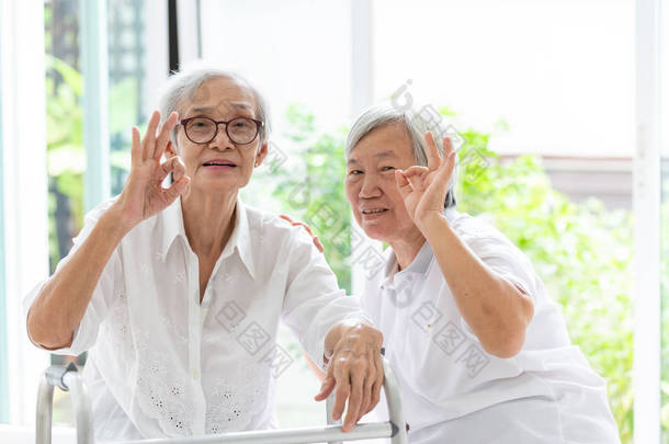 快乐的两位亚洲老年妇女手用手指一起展示好标志，优秀符号，老妇人或姐姐的朋友<strong>微笑</strong>着积极与步行者，<strong>老人</strong>的友谊，退休年龄