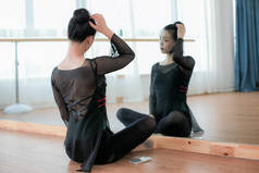 亚洲女舞者在舞蹈室