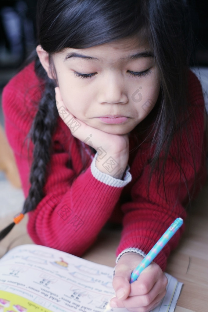 小女孩做作业图片-包图网企业站