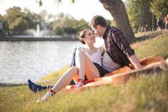 甜蜜的情侣在湖边有一个浪漫的约会