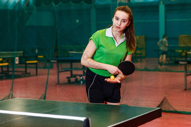 1 5岁美丽的高加索<strong>少女</strong>穿着绿色运动 t恤, 拿着<strong>网球</strong>拍和球, 看着镜头