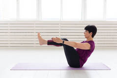 健康的生活方式、人和运动概念--做瑜伽的中年妇女