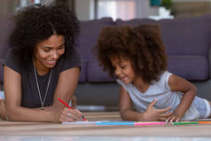 快乐的混血妈妈和孩子的女儿画彩色铅笔