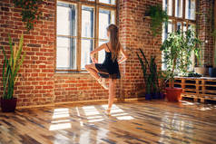 年轻的芭蕾演员穿着黑色的图图练习舞蹈动作。舞蹈学校的年轻女孩穿着芭蕾礼服.
