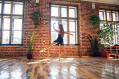 年轻的芭蕾演员穿着黑色的图图练习舞蹈动作。舞蹈学校的年轻女孩穿着芭蕾礼服.
