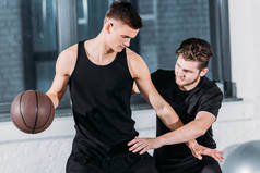 运动运动员在运动服装打篮球在健身房 