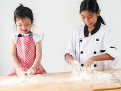 亚洲儿童学习如何烤比萨饼或面包, 生活方式的概念.