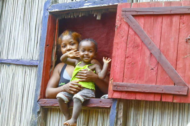 愉快的马达加斯加妇女与她的孩子