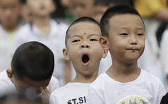 2 0 1 8年 8月 2 7日, 在中国西南贵州省贵阳市一所小学, 一名年轻学生在参加新学期升旗仪式时打哈欠. 